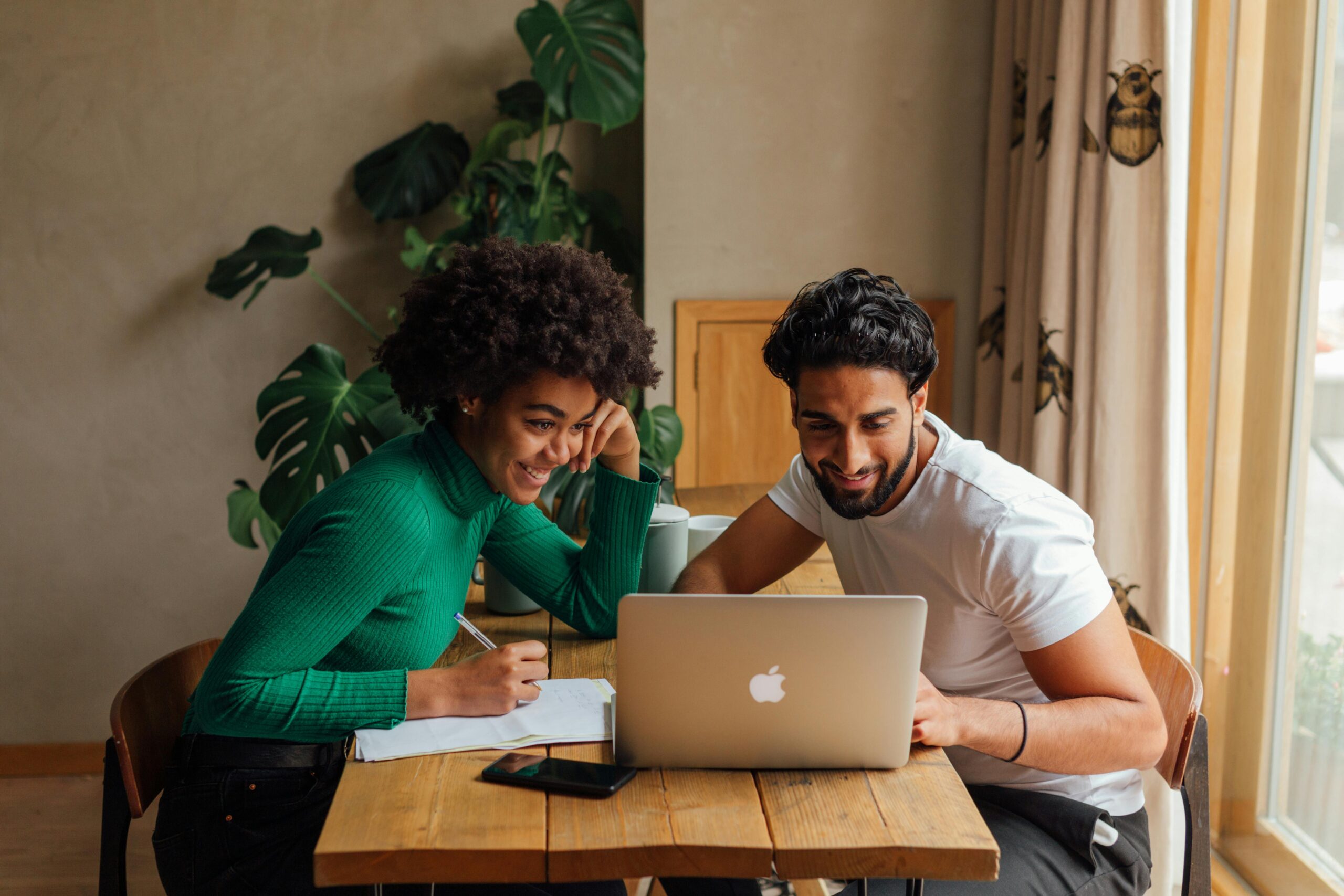 viktoria slowikowska couple looking at laptop together